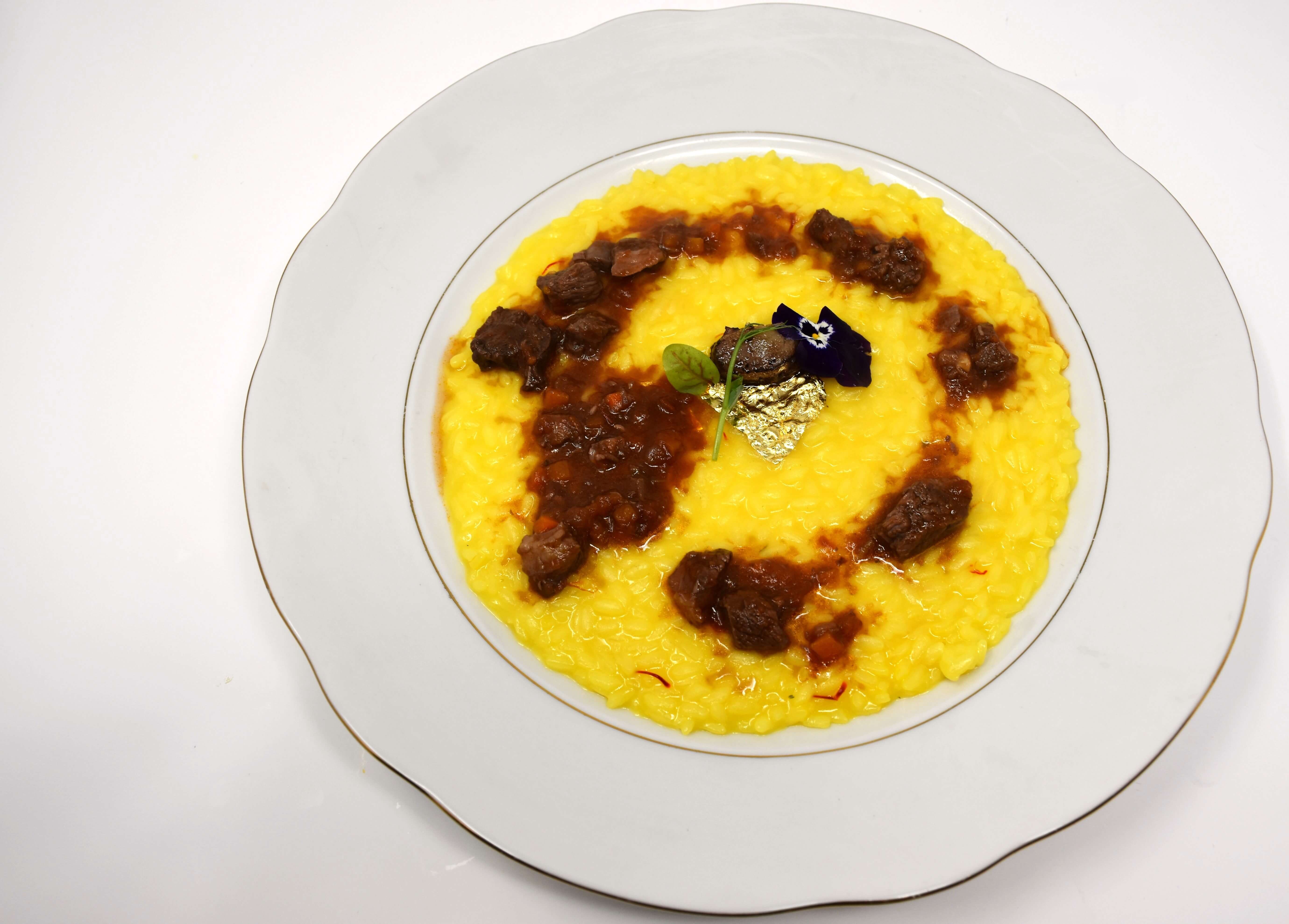 Risotto ai pistilli di zafferano e remoulade di ossobuco e foglia di oro edibile