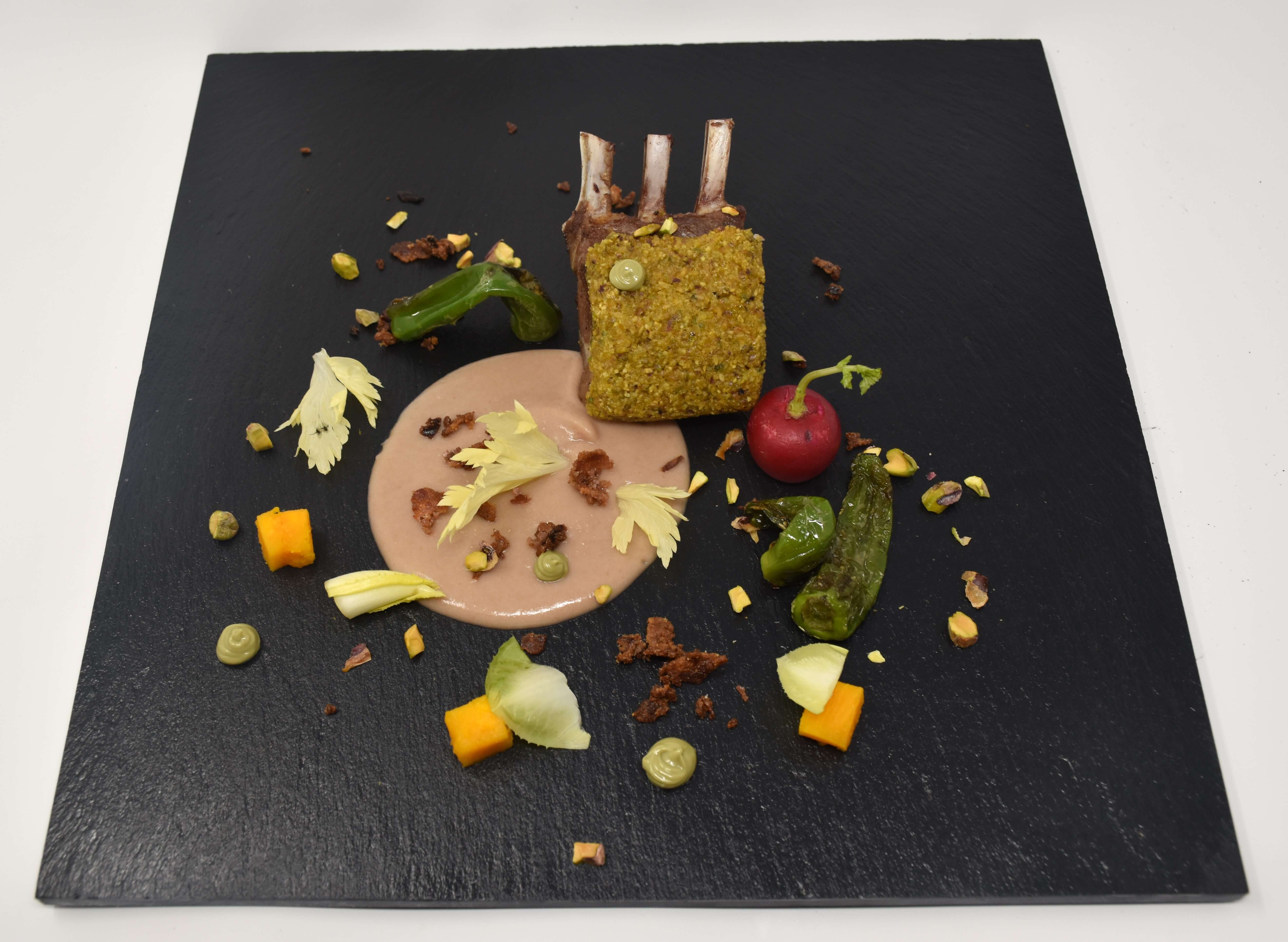 Costoletta di agnello in crosta di pistacchio con crema di fagioli neri